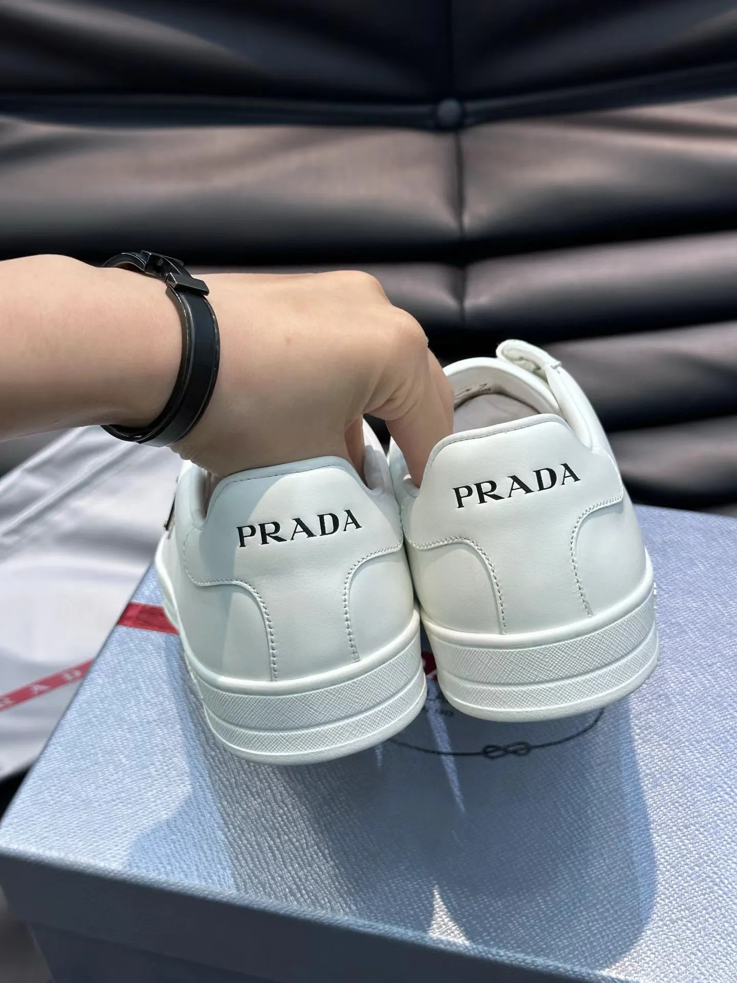 Factory price: 380💰Prada new men's leather sports shoes, the highest version on the market, any comparison is welcome🆚! The original leather has excellent texture and is super high-end! Fetal sheep net lining imported from Italy, removable pad! Luxurious materials and fine workmanship, highly recommended! Code number: 38-44, customized 45